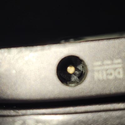 שקע טעינה למחשב נייד עם חיבור עגול