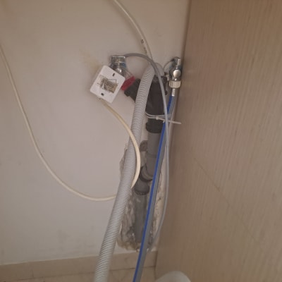 חיבורים וצינורות חשמל על קיר