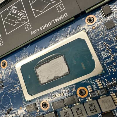 מעבד על לוח אם עם רכיבים אלקטרוניים