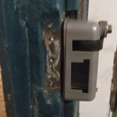 מנעול מתכת מותקן על דלת כחולה