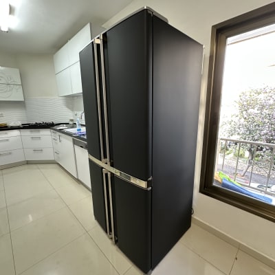 מקרר שחור במטבח מודרני עם חלון