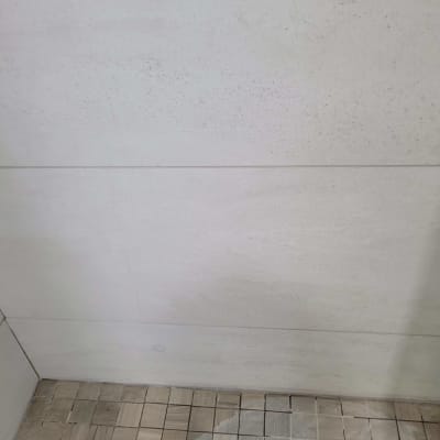 רצפת אריחים עם סימני תיקון או שיפוץ