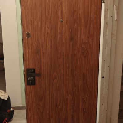 דלת עץ עם ידית ומנעול שחור