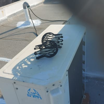 צינור אטום עם חומר לבן על גג