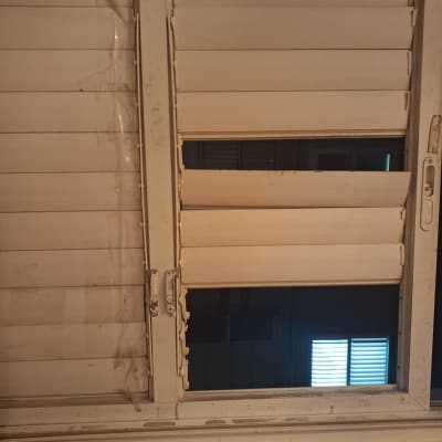 תריס גלילה שבור עם שלבים חסרים