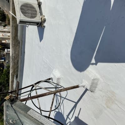 גג לבן עם מזגן ומתקן מתכת