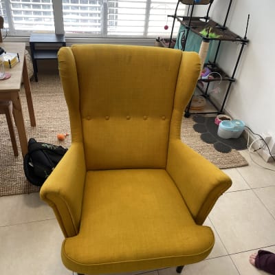 כורסה צהובה עם כתמים על הריפוד