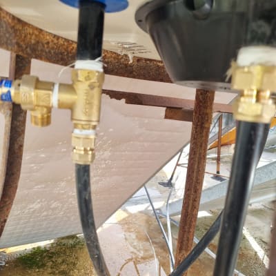 צינורות ומחברים מתחת לדוד שמש על גג