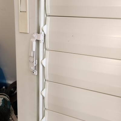 תריסים לבנים עם מנגנון פתיחה בצד