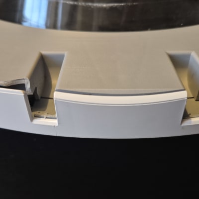 חלק ממכשיר טכנולוגי עם חיבורים חשמליים