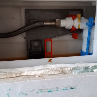 חלקים פנימיים של מיכל הדחה עם צינור וחיבורים