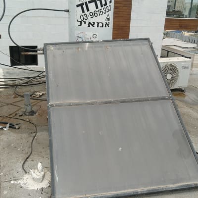 דוד שמש עם קולטים על גג בטון