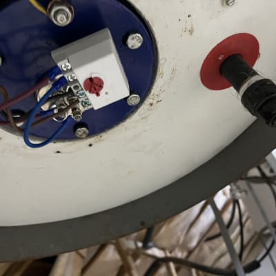 חיבורי חשמל עם חוטים צבעוניים ומחבר חשמלי