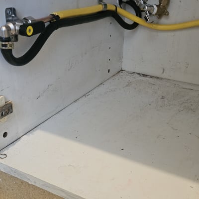 צינורות גז צהובים ושחורים מחוברים למערכת גז