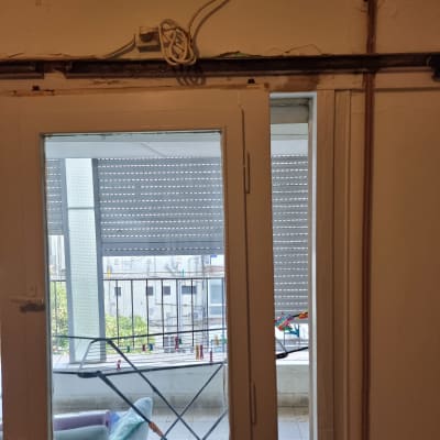 חוטי חשמל ודלת במרפסת