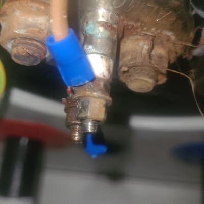 חלקים של דוד שמש עם חיבורים וחלודה