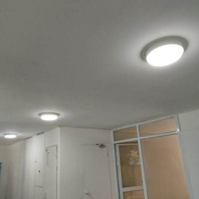 תאורה תקרה עם שלושה גופי תאורה עגולים