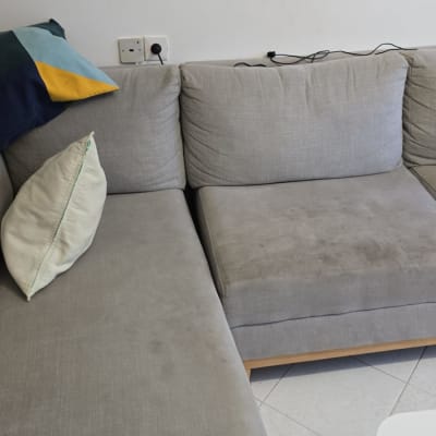 ספה אפורה עם כתמים על המושב