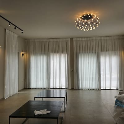 חדר עם שולחן ומטלית לניקוי על הרצפה