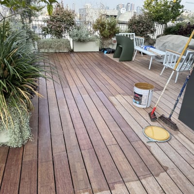 מרפסת עץ עם כלי עבודה ודלי צבע פתוח