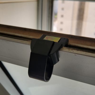 תמונה של קליפס על מסגרת חלון