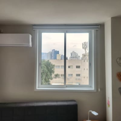 חלון אלומיניום עם נוף עירוני ברקע