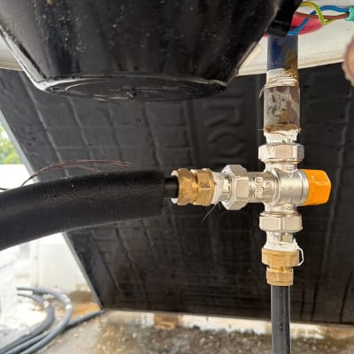 חיבורים וצינורות במערכת סולארית