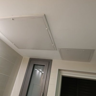 תקרת גבס עם פתחי שירות ותאורה