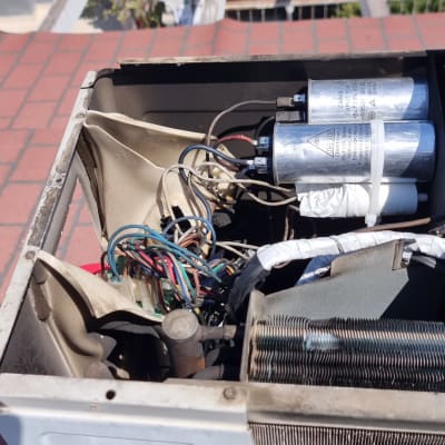 חלקים פנימיים של מזגן עם חוטים וקבלים