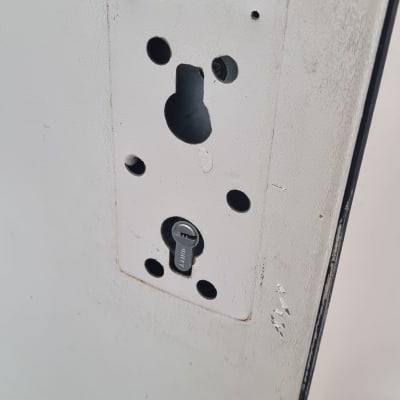 מנעול עם חור מפתח בדלת לבנה