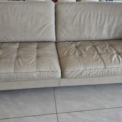 ספה נקייה על רצפת אריחים