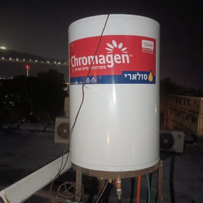 דוד שמש כרומגן על גג עם צינורות מחוברים