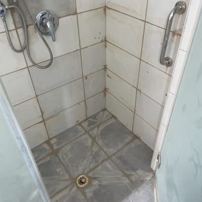 מקלחת עם אריחים, ברז ומוט אחיזה