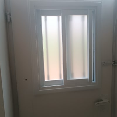 חלון אלומיניום עם מסגרת לבנה