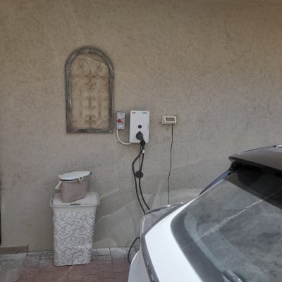 עמדת טעינה לרכב חשמלי מחוברת לקיר