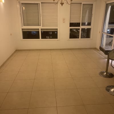 רצפה נקייה עם חלונות ותאורה פנימית