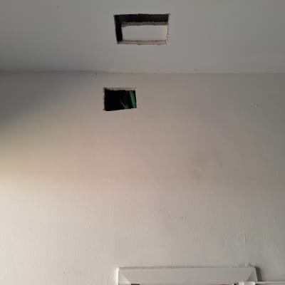 לוח חשמל עם חוטים חשמליים בקיר