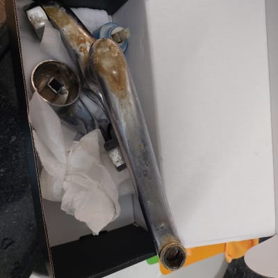 ברז חלוד וכלי עבודה בקופסה