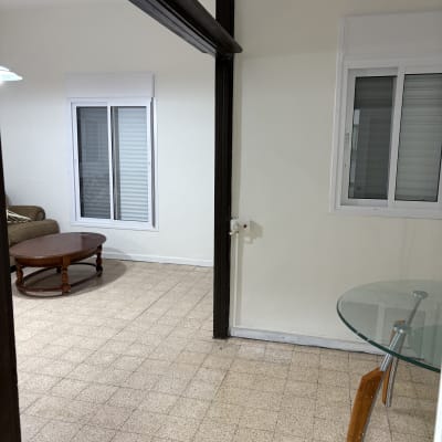 רצפה נקייה עם שולחן זכוכית וחלונות