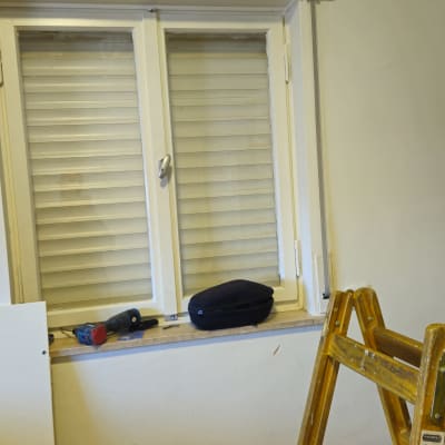 חלון עם תריסים, סולם וכלי עבודה