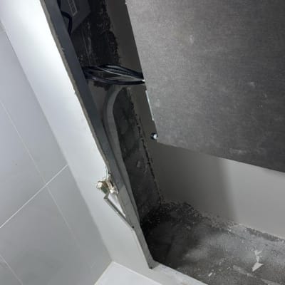 תמונה של עבודת תחזוקה בתקרה עם חוטים וצינורות