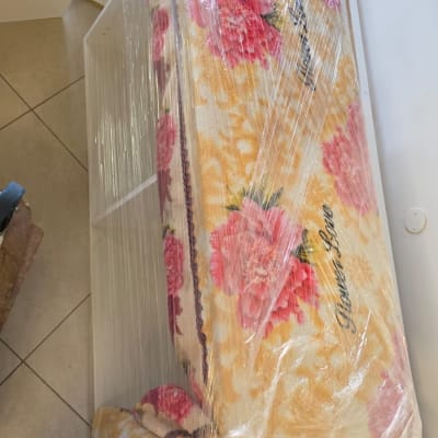 רהיטים עטופים בניילון מוכנים להובלה