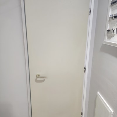 דלת עם ידית זהב על רקע קיר אפור