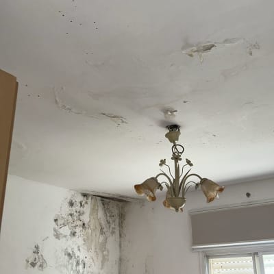 תקרה עם כתמי רטיבות וקיר מתקלף