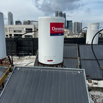 דוד שמש עם לוחות סולאריים על גג