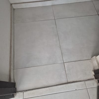 רצפה נקייה עם אריחים בהירים