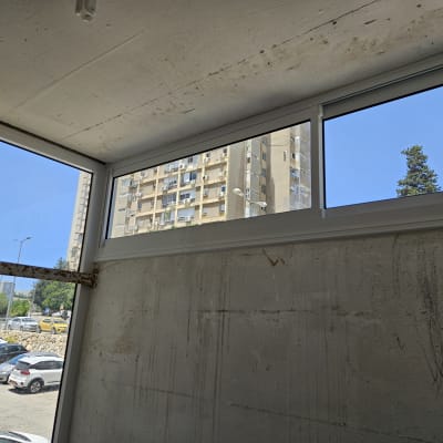 חלונות אלומיניום עם מסגרת לבנה