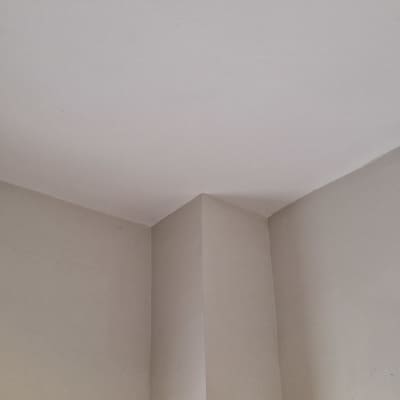 קיר ותקרה צבועים בגוון בהיר