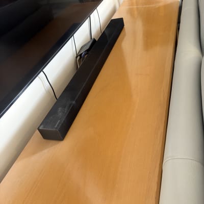 שולחן עץ נקי ליד טלוויזיה וספה