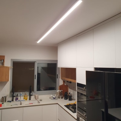 תאורת לד מותקנת בתקרה במטבח מודרני